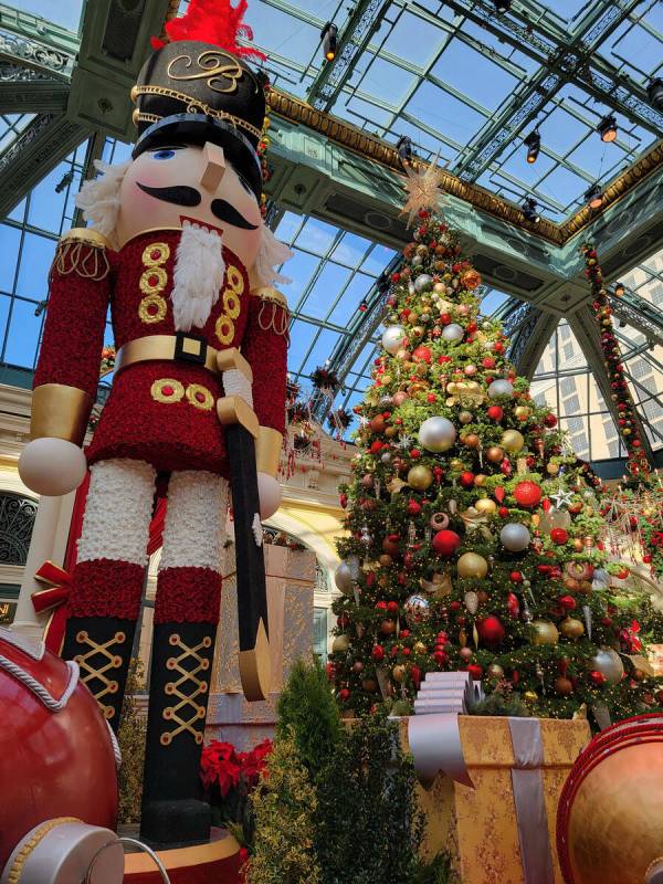 Un soldado cascanueces monta guardia el 2 de diciembre en la exposición navideña con tema de ...