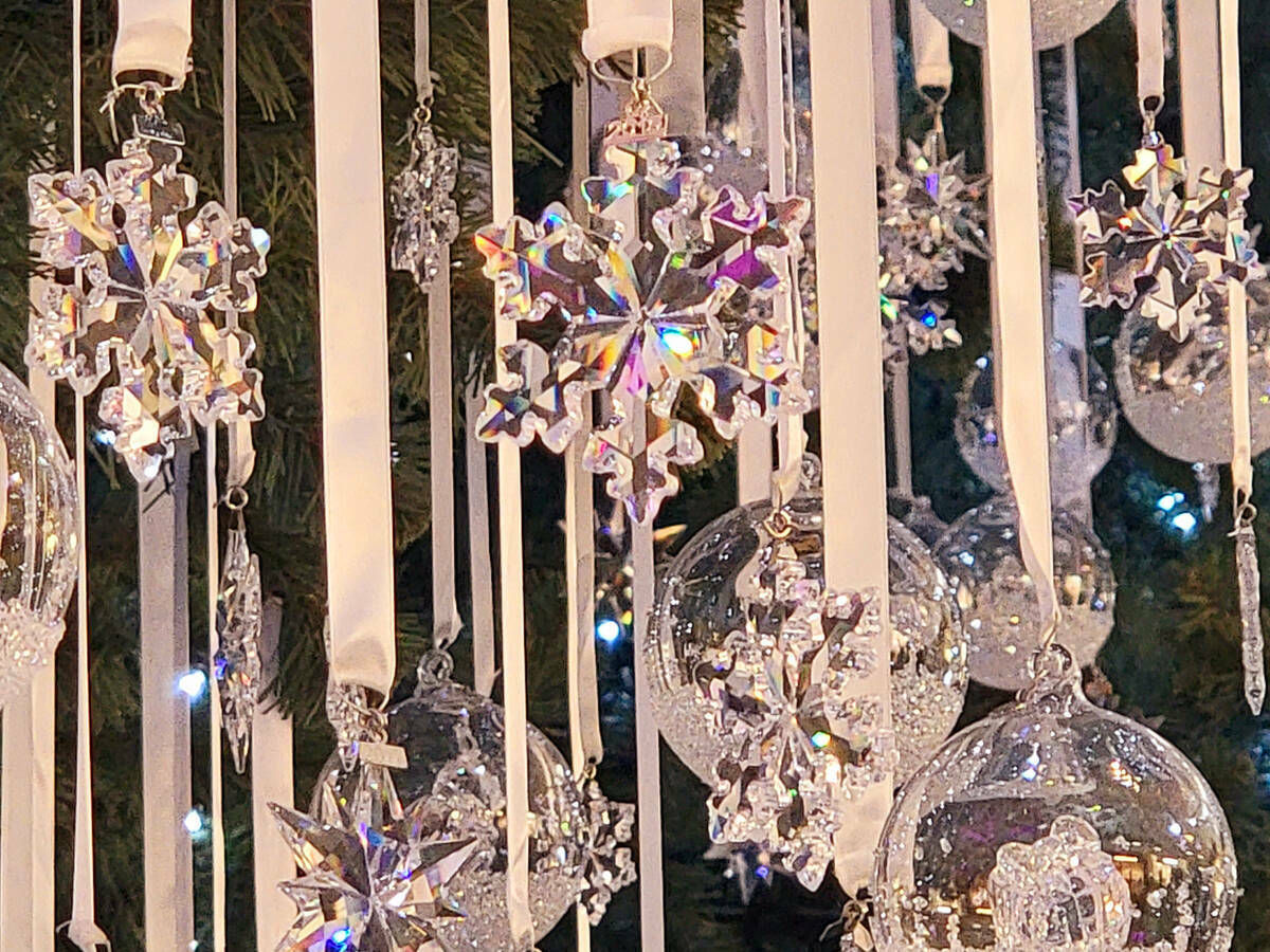 Un primer plano de algunos de los 5,000 adornos de Swarovski que decoran el árbol de Navidad d ...
