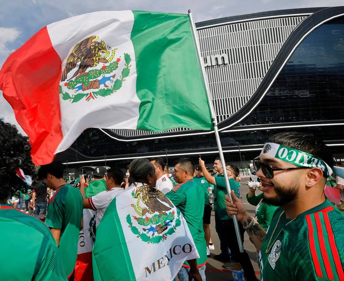 Miguel Ángel Muñoz, fan de México, de Las Vegas, sostiene una bandera mexicana fuera del All ...