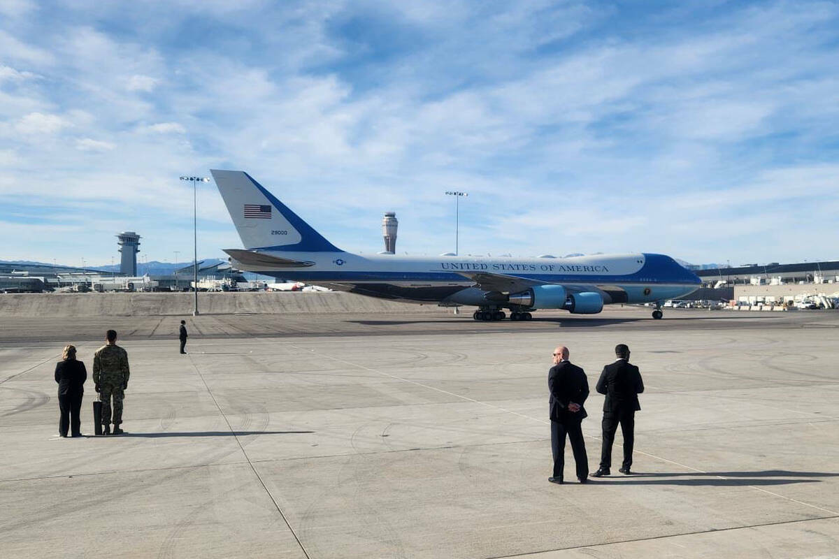 El Air Force One llega a Las Vegas, el viernes 8 de diciembre de 2023. (Jessica Hill/Las Vegas ...