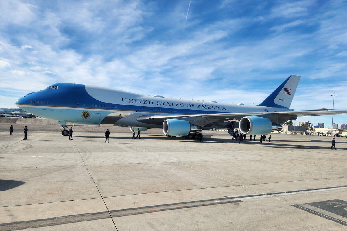 El Air Force One llega a Las Vegas, el viernes 8 de diciembre de 2023. (Jessica Hill/Las Vegas ...