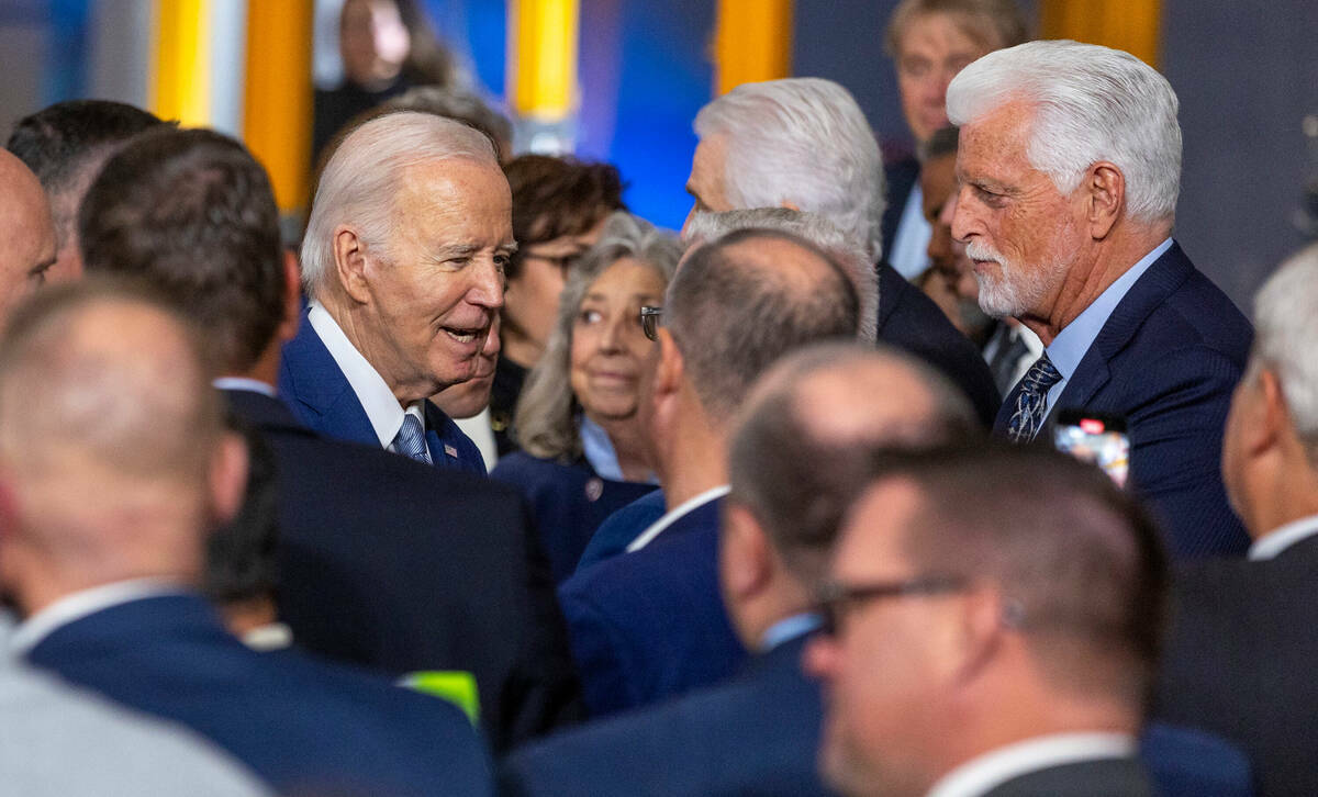 El presidente Joe Biden habla con invitados durante una reunión en el Carpenters International ...