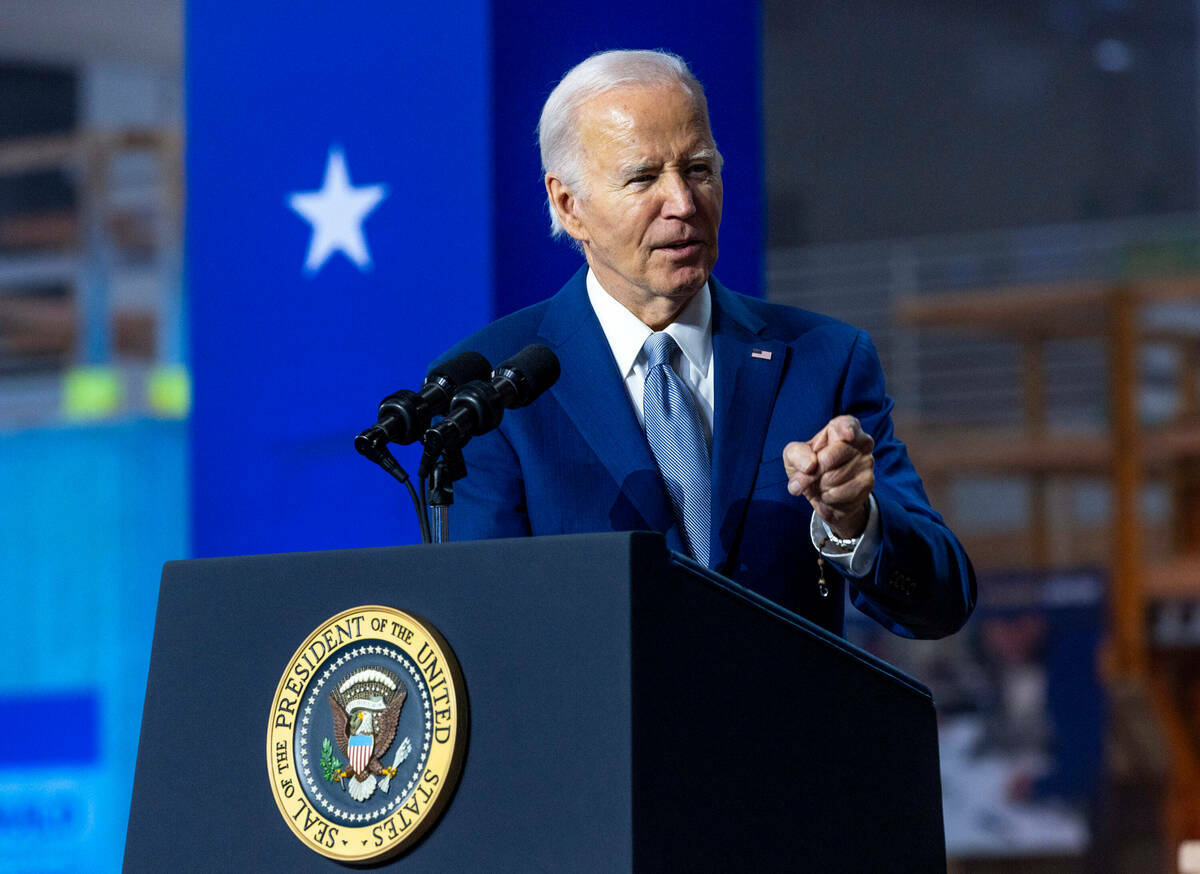 El presidente Joe Biden señala a un miembro de la legislatura de Nevada mientras habla durante ...