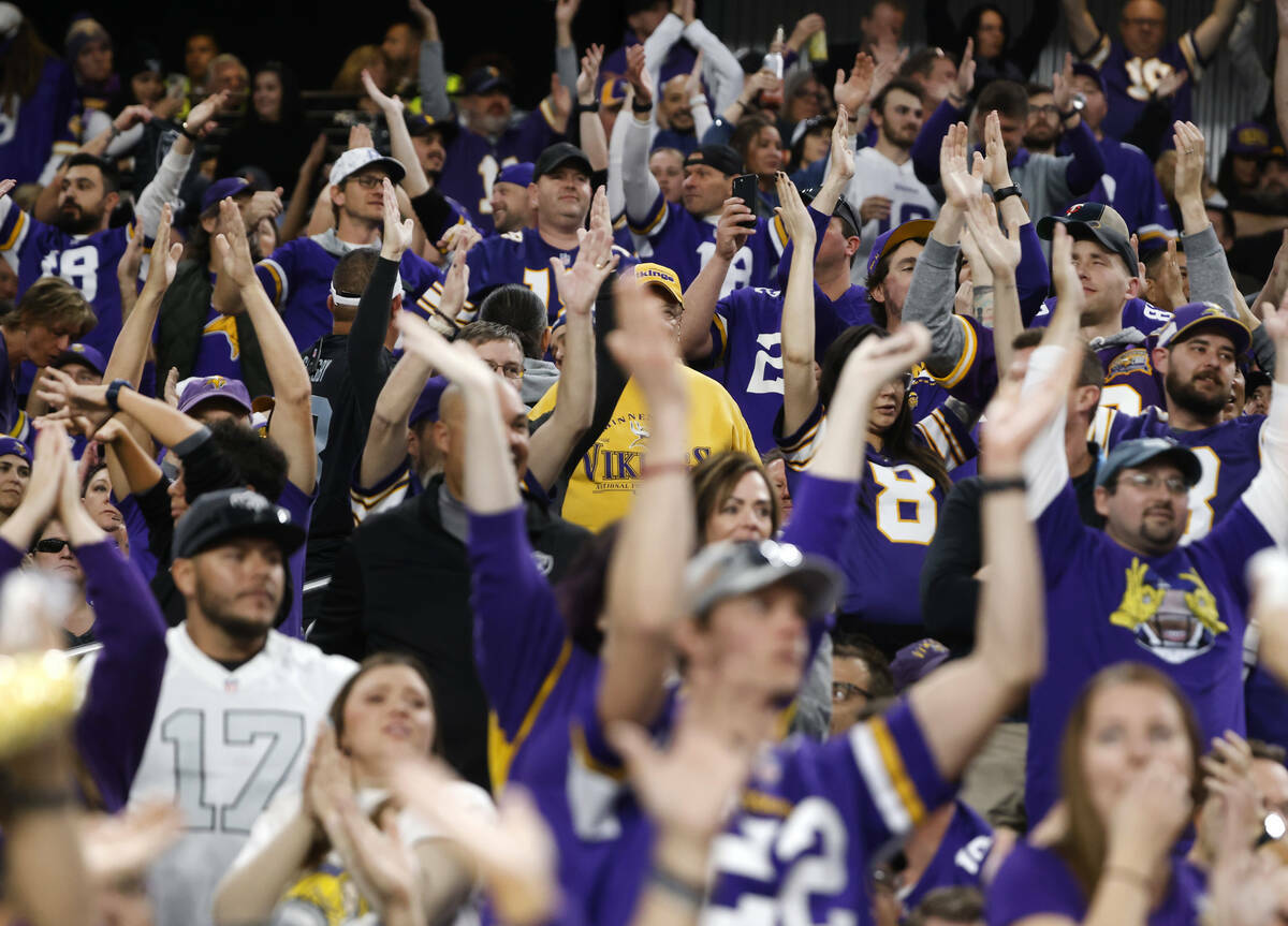 Aficionados de los Minnesota Vikings animan a su equipo durante la segunda parte de un partido ...