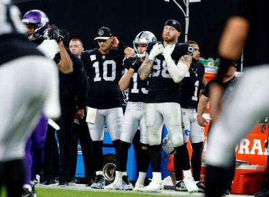 El quarterback de los Raiders Jimmy Garoppolo (10), el receptor Hunter Renfrow (13) y el ala de ...