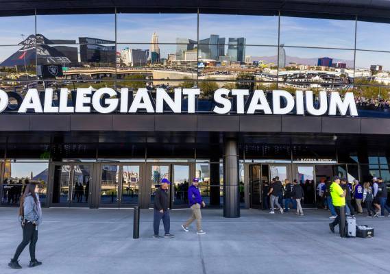 Aficionados deambulan por el exterior del estadio antes de que los Raiders enfrenten a los Minn ...