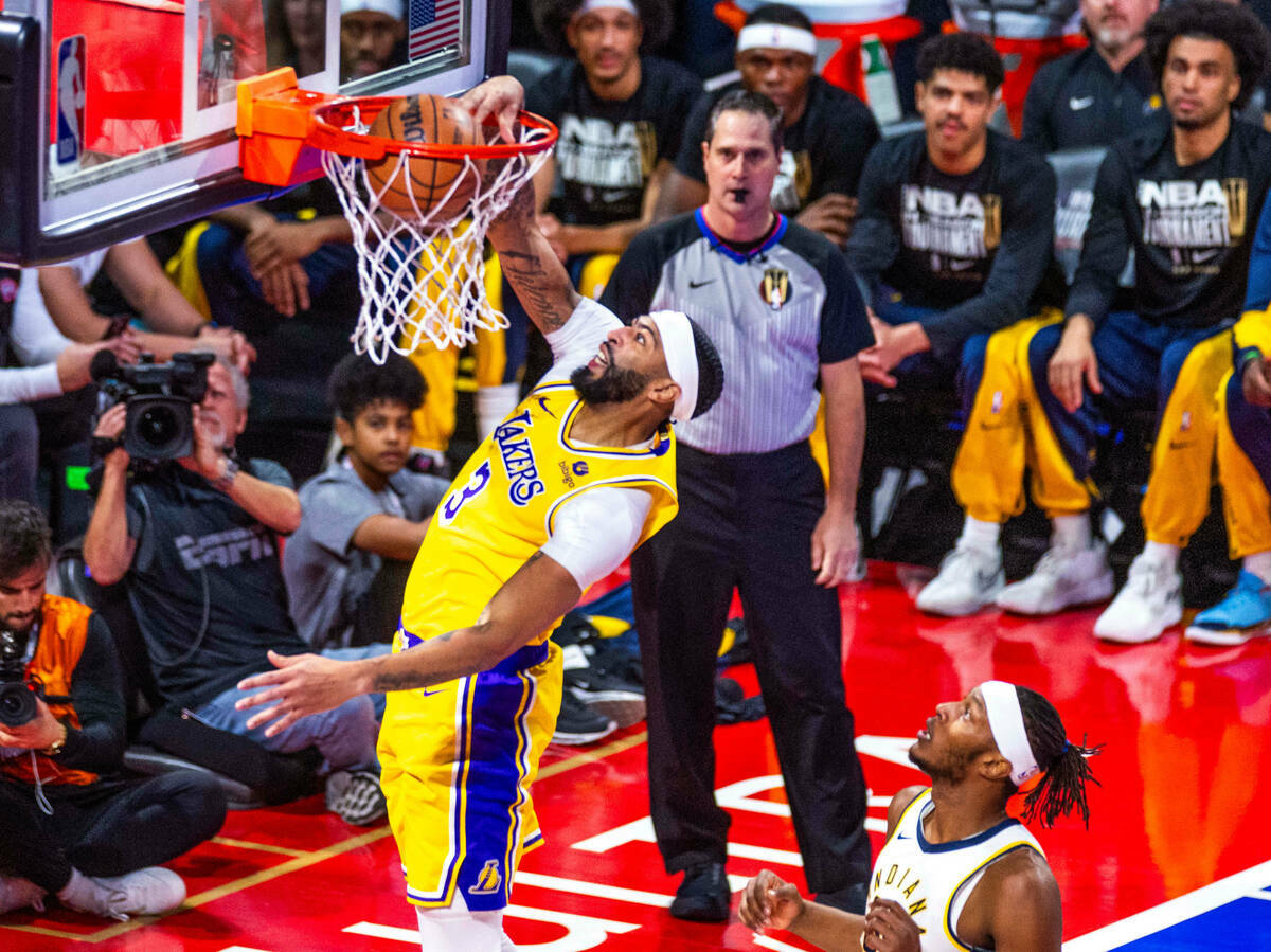 El alero de los Los Angeles Lakers Anthony Davis (3) lanza el balón contra los Indiana Pacers ...