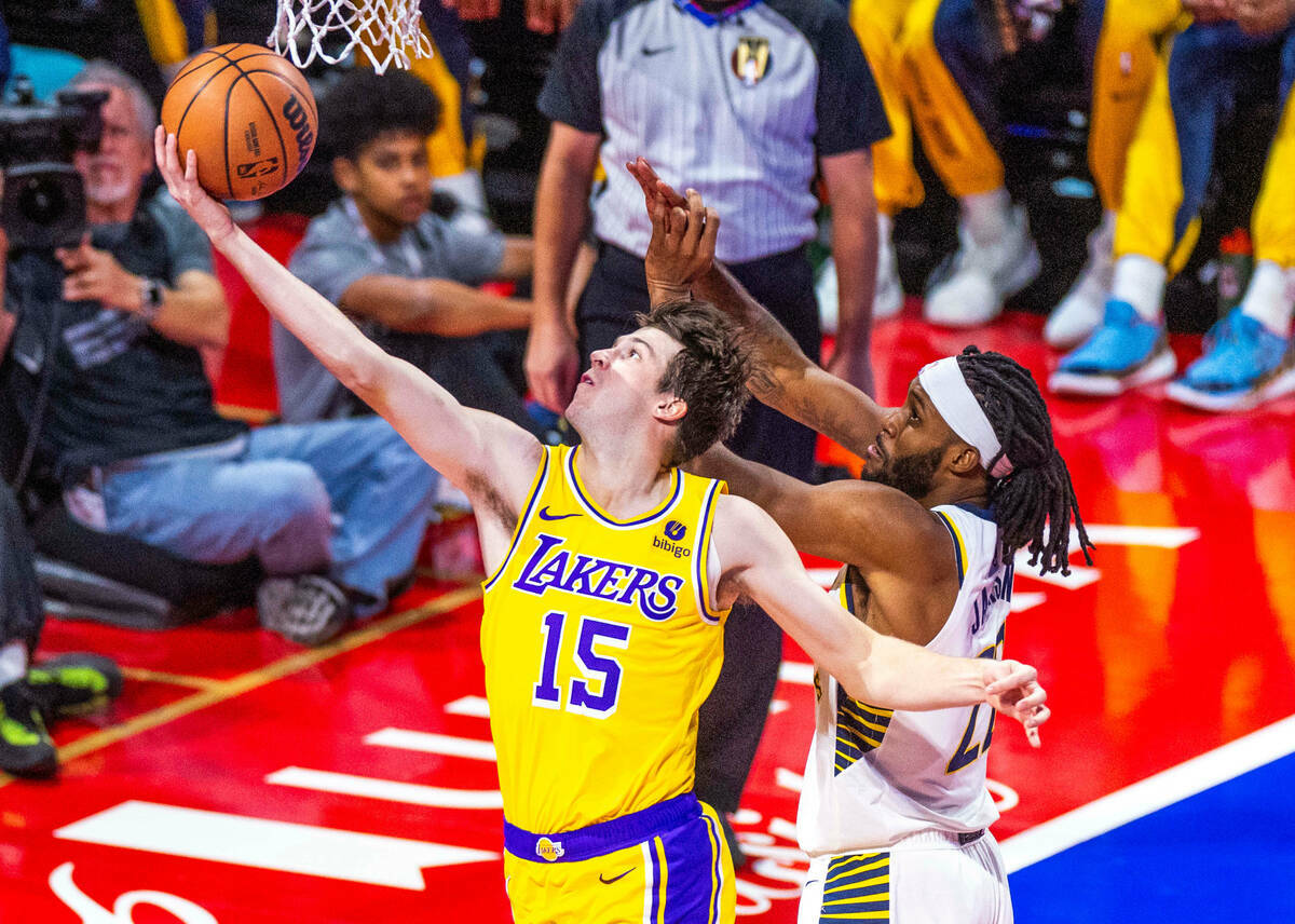 El escolta de Los Angeles Lakers Austin Reaves (15) lanza a canasta contra el alero de Indiana ...
