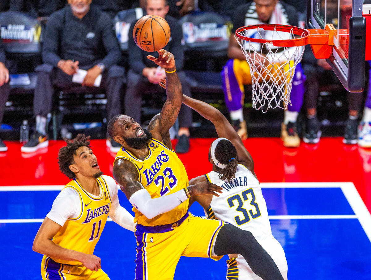 El alero de Los Angeles Lakers LeBron James (23) rechaza un tiro del pívot de los Indiana Pace ...