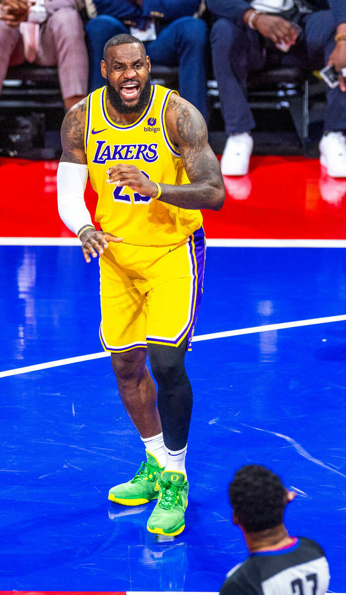 El alero de Los Angeles Lakers LeBron James (23) se muestra descontento por una falta pitada mi ...
