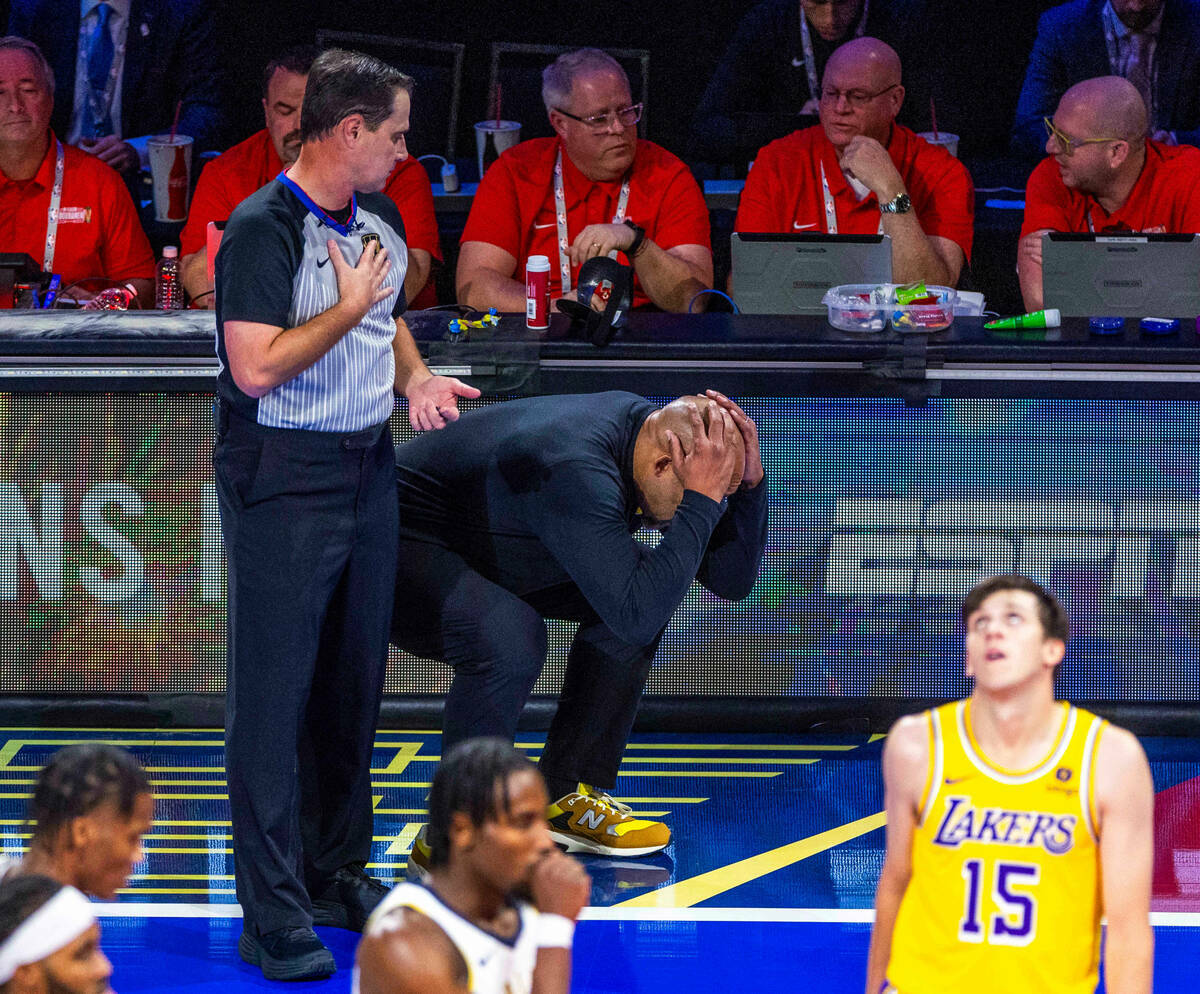 El entrenador de Los Angeles Lakers, Darvin Ham, se muestra descontento con una decisión mient ...