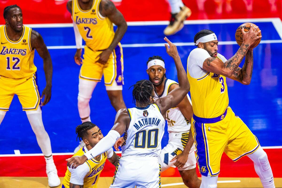 El alero de Los Angeles Lakers Anthony Davis (3) coge un rebote contra el escolta de los Indian ...