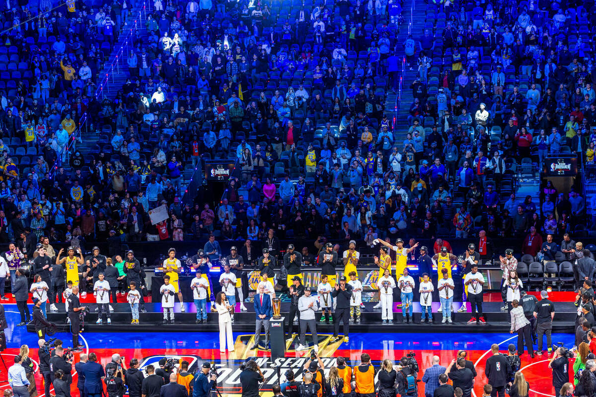 Los Angeles Lakers esperan su trofeo tras derrotar a los Indiana Pacers después de la segunda ...