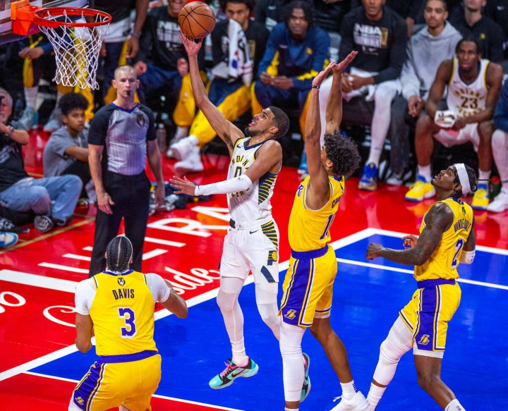 El escolta de los Indiana Pacers Tyrese Haliburton (0) anota sobre el escolta de Los Angeles La ...