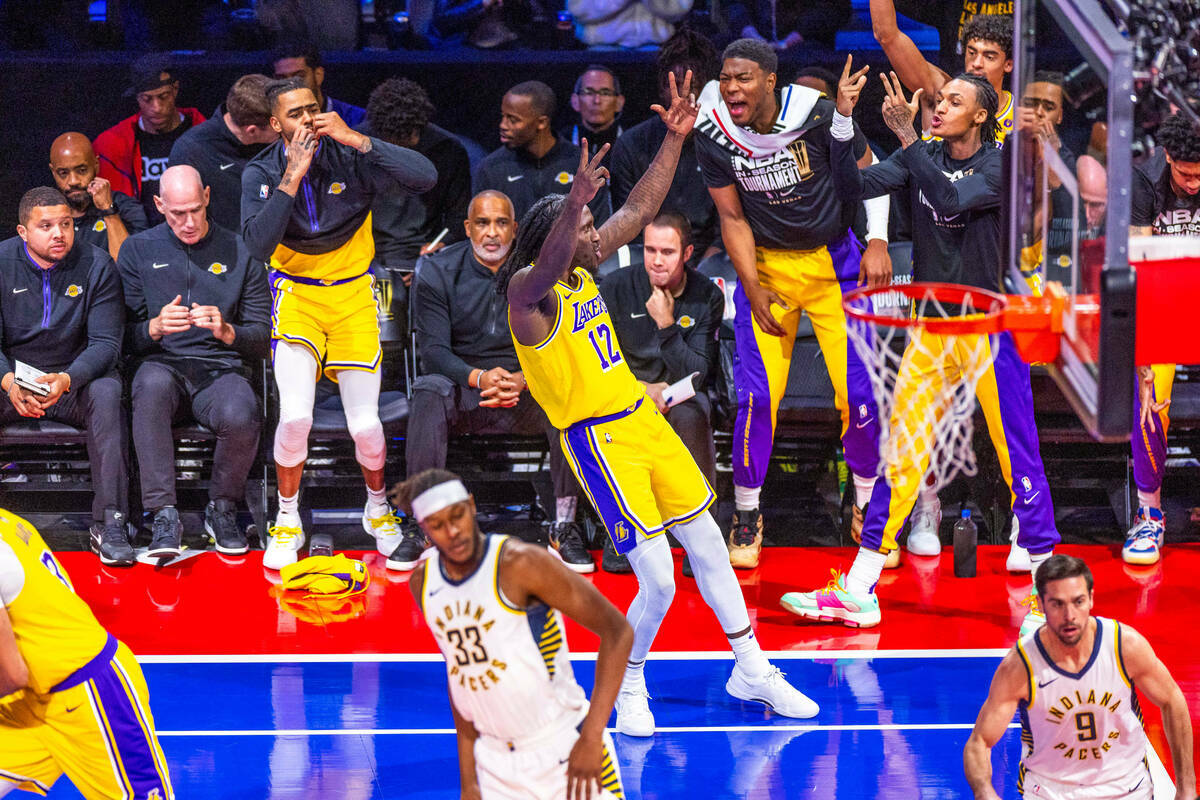 El alero de Los Angeles Lakers Taurean Prince (12) celebra una canasta de 3 puntos de sus compa ...