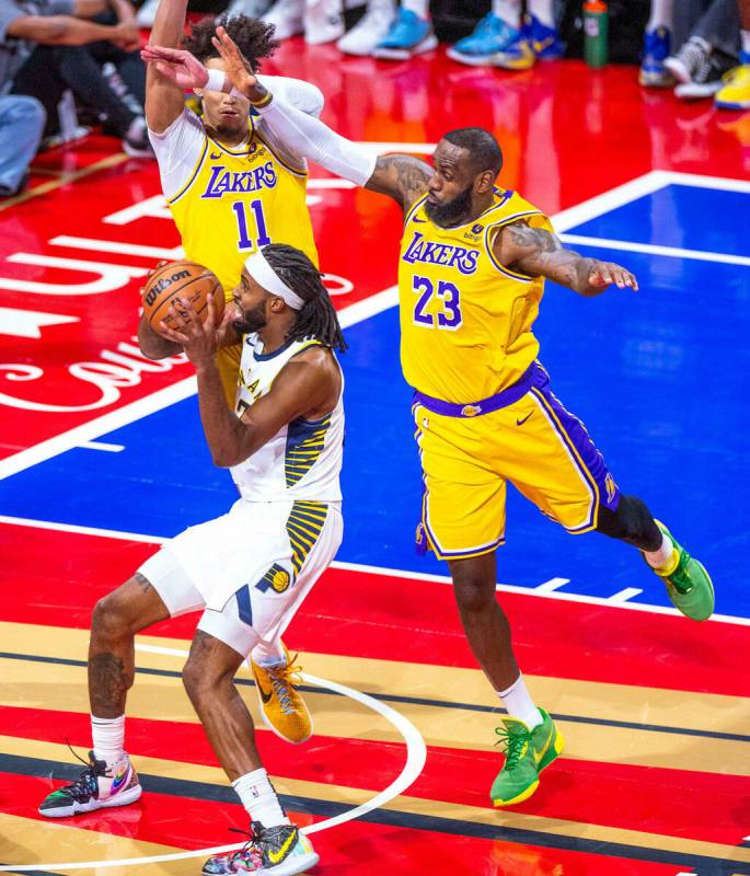 El escolta de los Indiana Pacers Buddy Hield (7) busca tirar mientras el pívot de Los Angeles ...