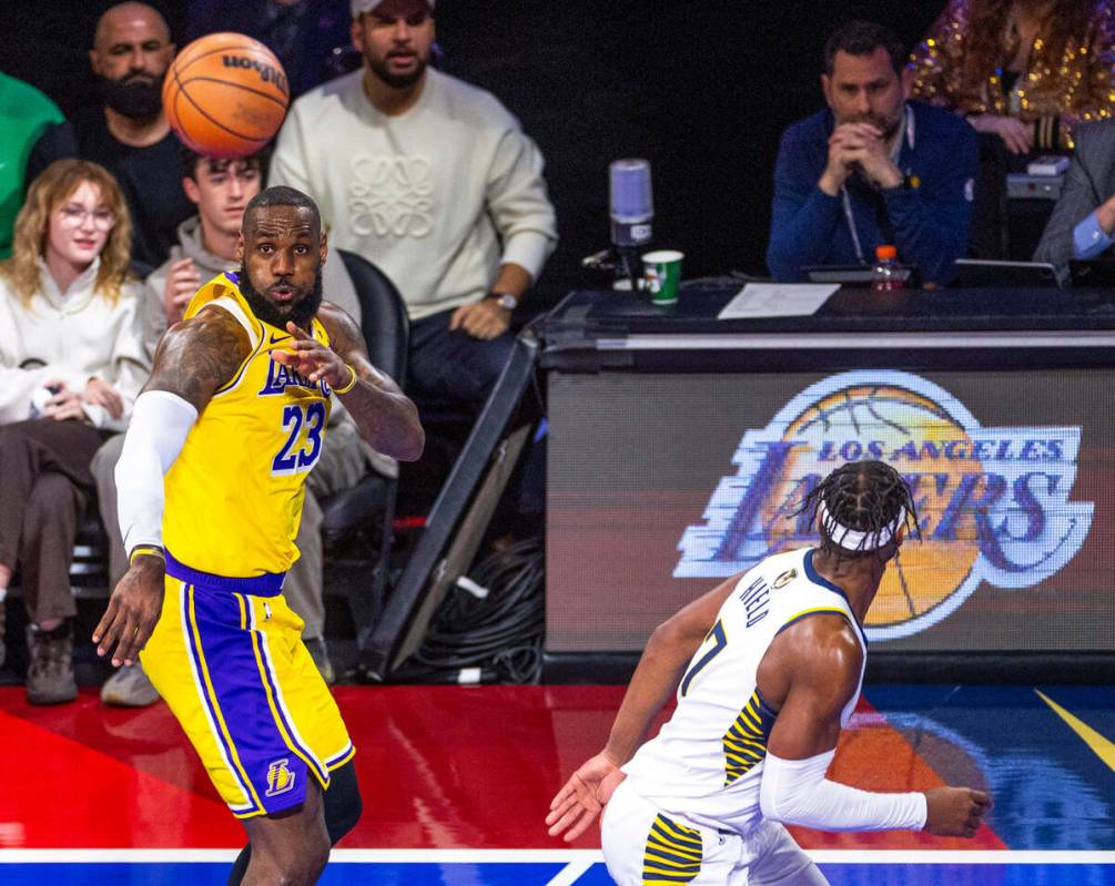 El alero de Los Angeles Lakers LeBron James (23) pasa el balón mientras el escolta de los Indi ...