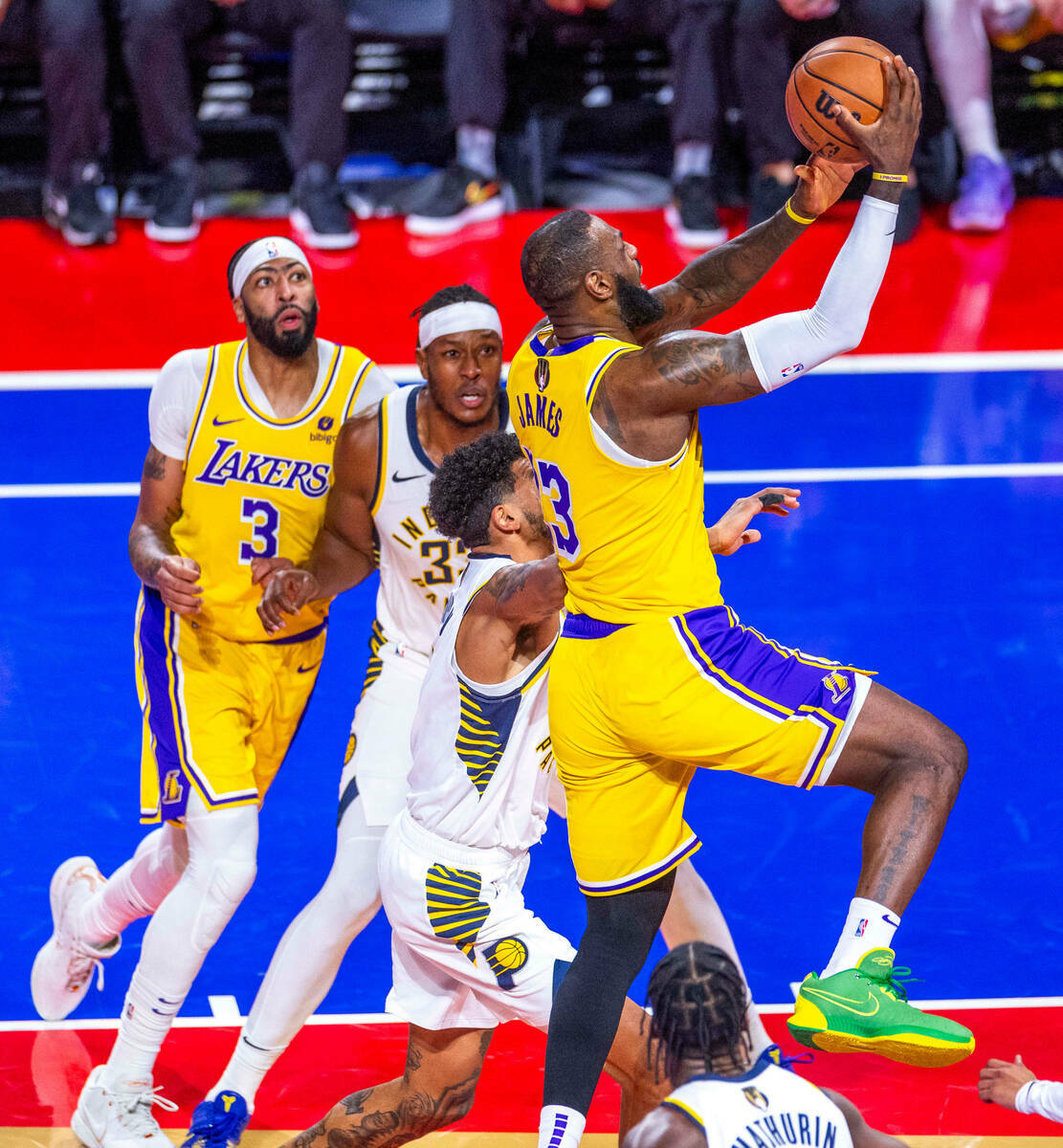 El alero de Los Angeles Lakers LeBron James (23) anota contra los Indiana Pacers durante la seg ...