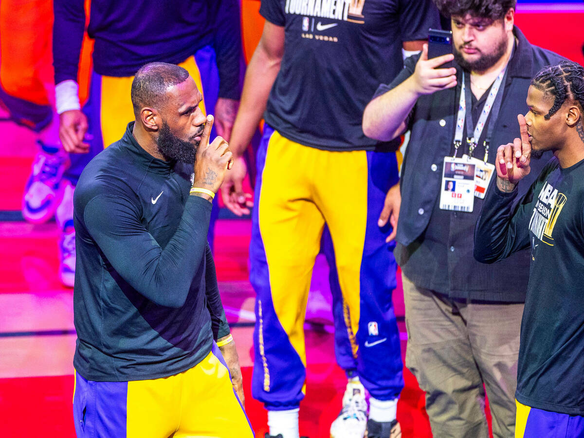 El alero de Los Angeles Lakers LeBron James (23) es presentado durante la primera mitad del par ...
