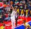 El escolta de los Indiana Pacers Tyrese Haliburton (0) anota ante la mirada del alero de Los An ...