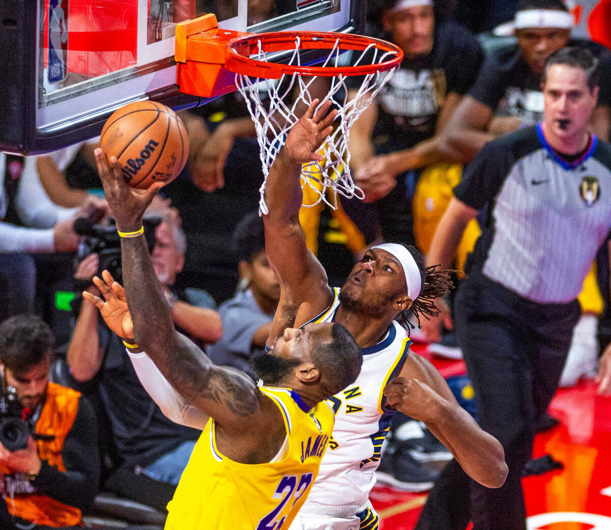El alero de Los Angeles Lakers LeBron James (23) lanza el balón contra el alero de Indiana Pac ...