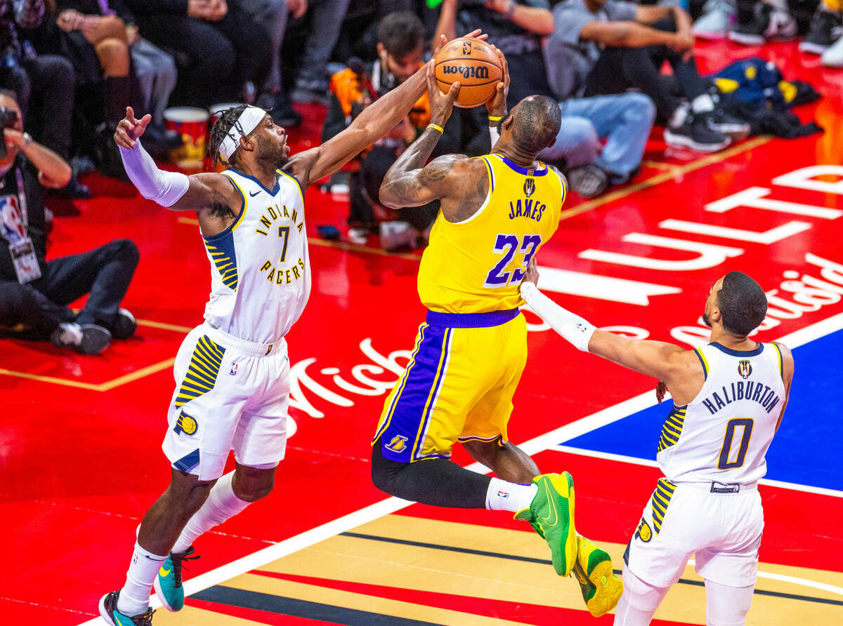 El alero de Los Angeles Lakers LeBron James (23) se eleva hacia la canasta para anotar entre lo ...