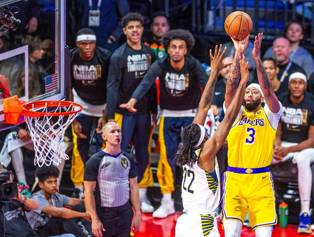 El alero de Los Angeles Lakers Anthony Davis (3) supera en un tiro al alero de los Indiana Pace ...