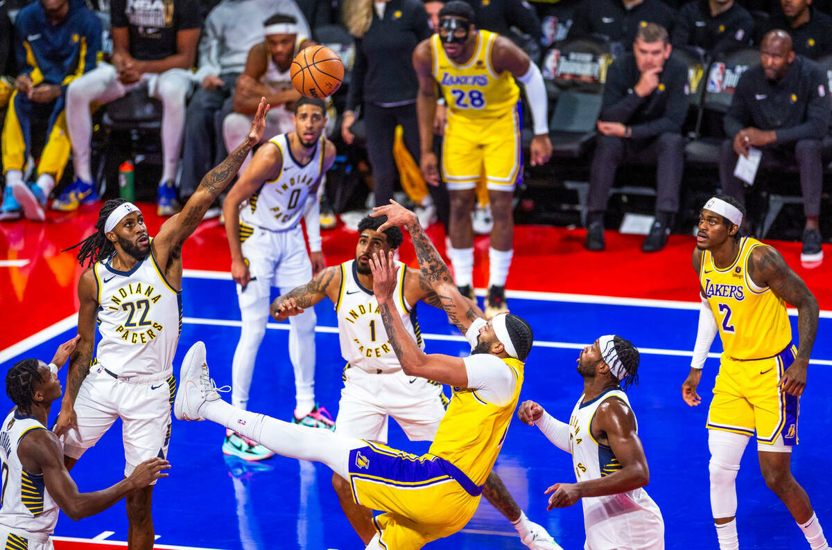 El alero de Los Angeles Lakers Anthony Davis (3) lanza mientras cae hacia atrás contra los Ind ...