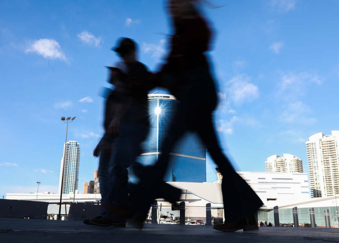 Personas caminan frente al Fontainebleau Las Vegas, el viernes 8 de diciembre de 2023, en Las V ...