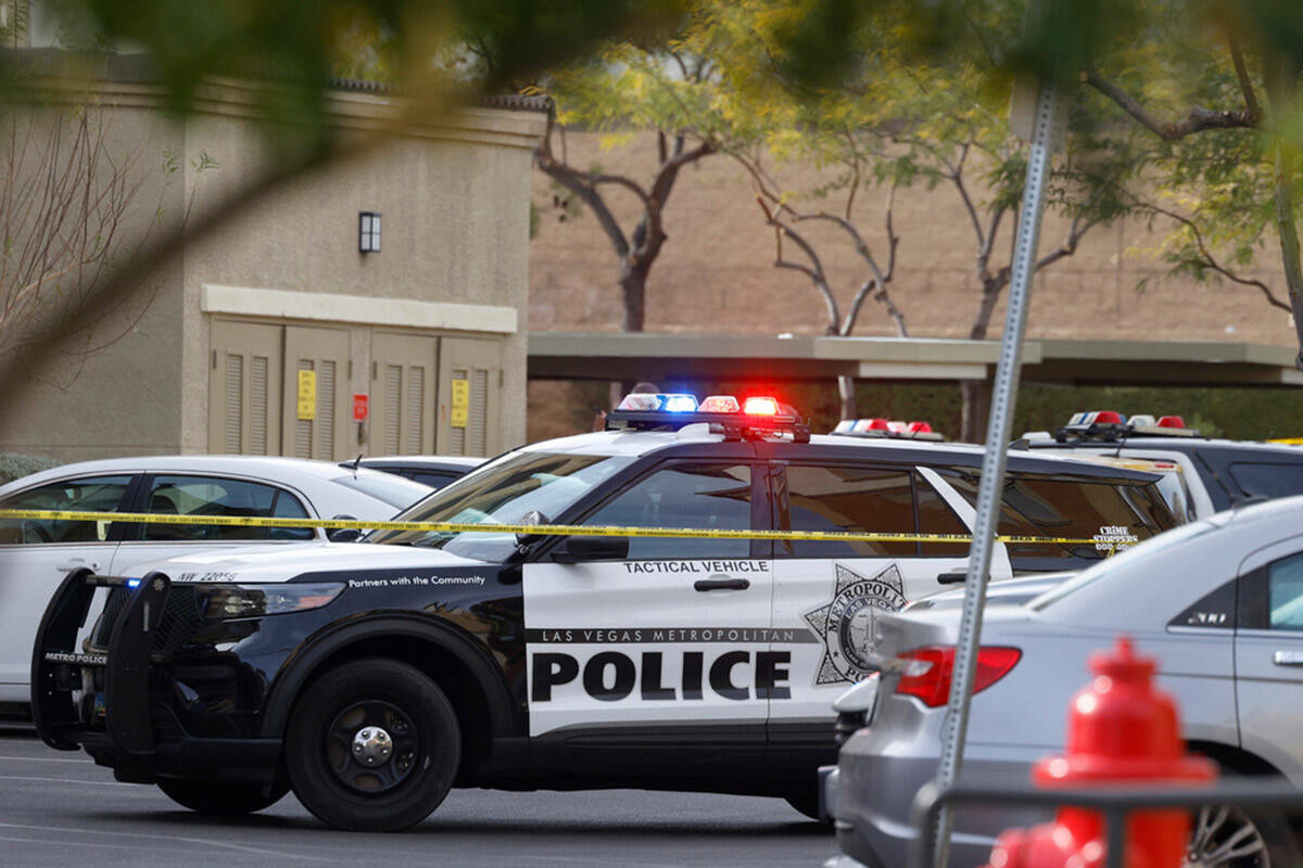 La policía de Las Vegas está investigando después de que cuatro personas murieran en un tiro ...