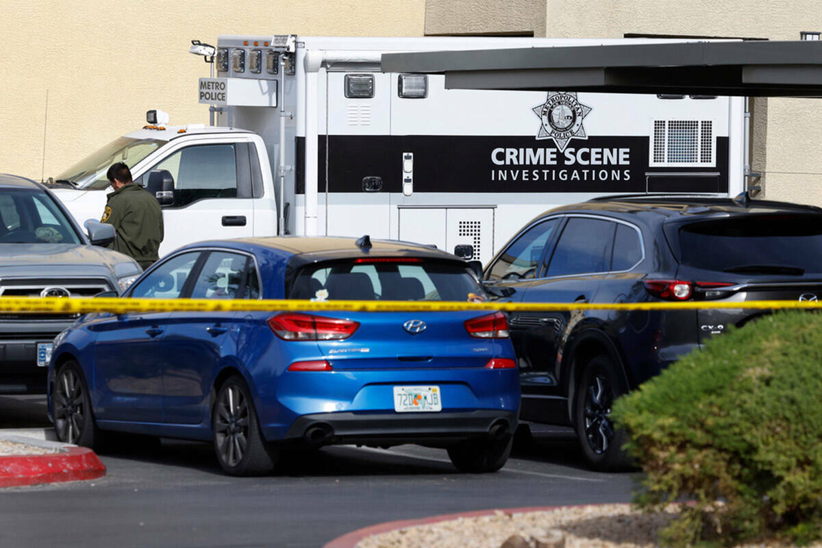 La policía de Las Vegas está investigando después de que cuatro personas murieran en un tiro ...