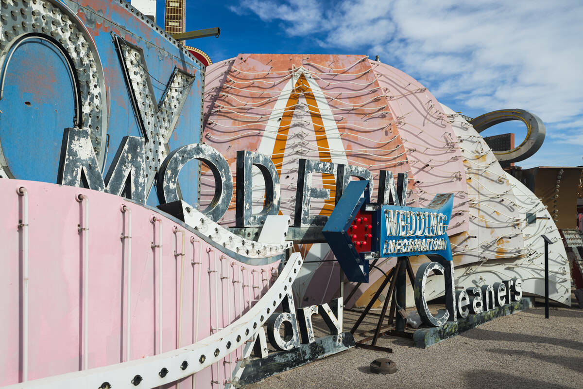 El letrero del Flamingo de 1967, en el centro, y uno de los carteles con penacho de plumas de 1 ...