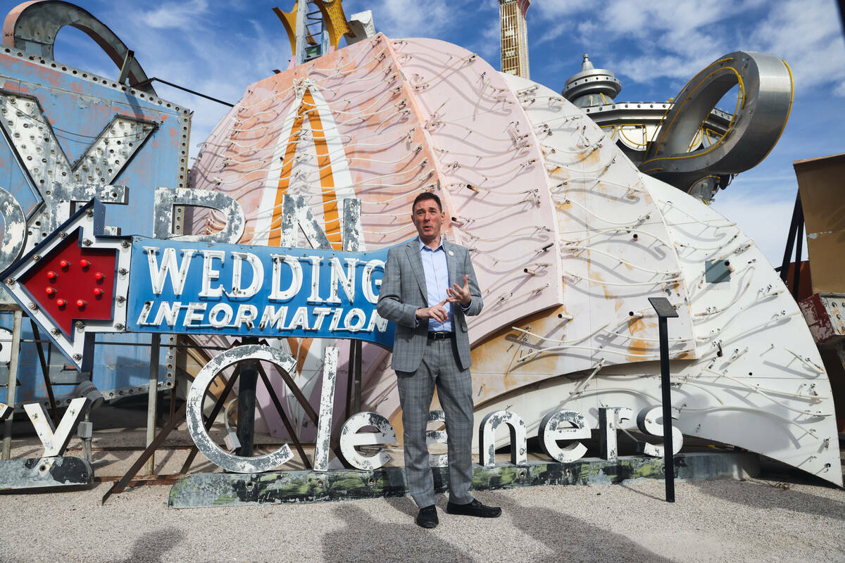 Aaron Berger, director ejecutivo del Neon Museum, se dirige a los donantes y a los medios delan ...