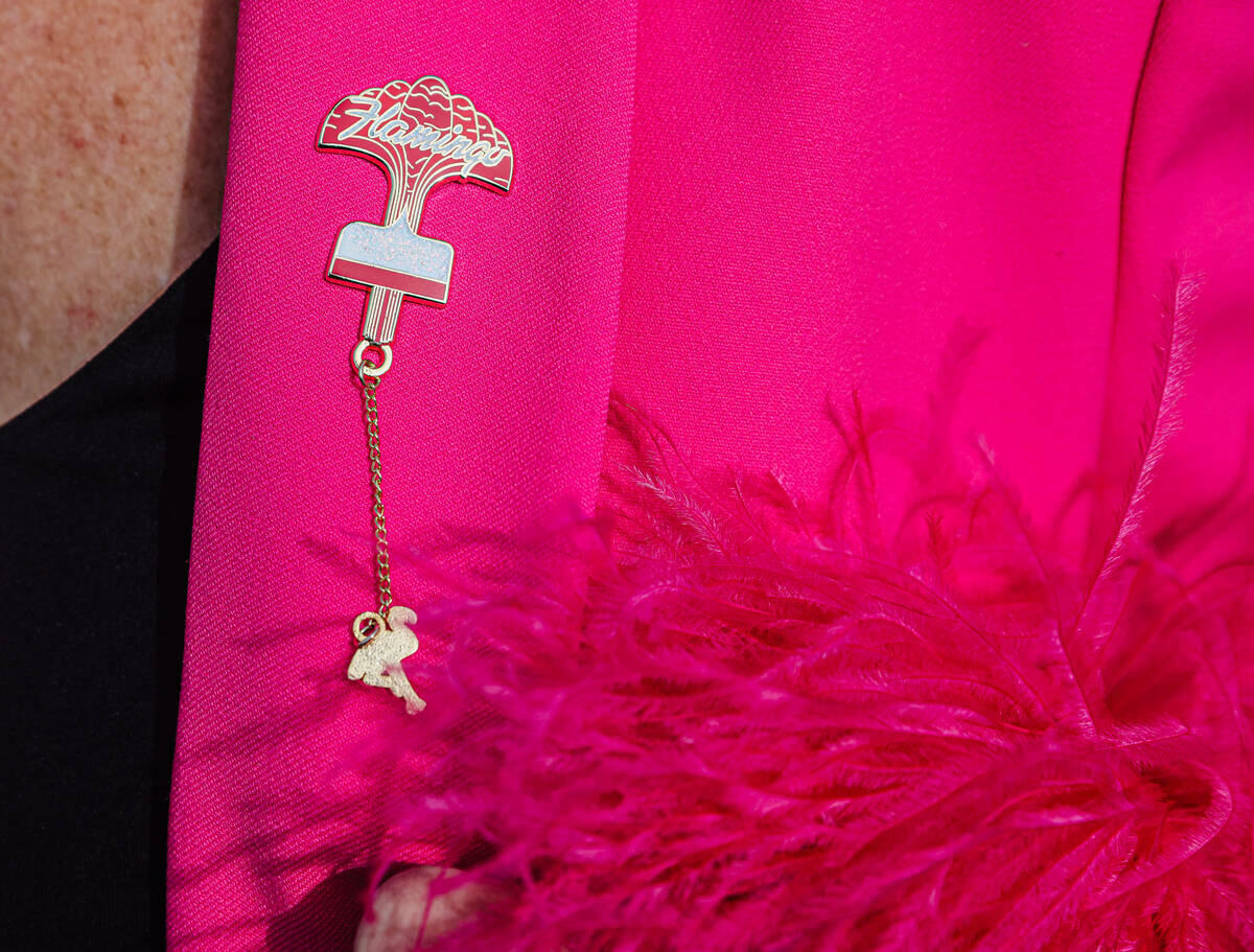 La donante Emily Conner Cooper muestra un pin de Flamingo en el Neon Boneyard del Neon Museum d ...