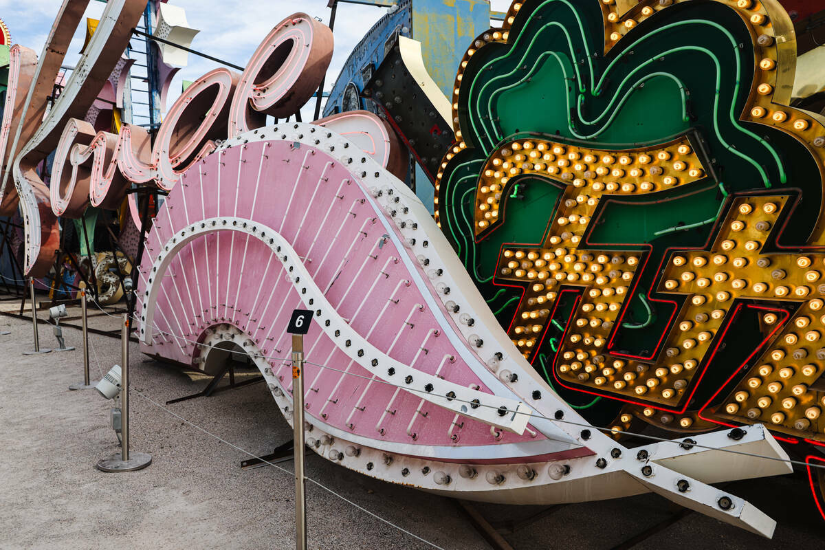 Uno de los letreros de penacho de plumas de 1976 que se restaurará y volverá a encender, junt ...