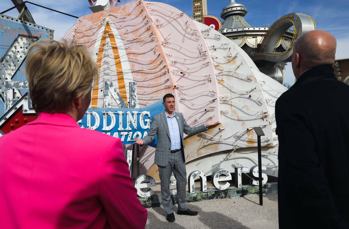 Aaron Berger, director ejecutivo del Neon Museum, se dirige a los donantes y a los medios delan ...