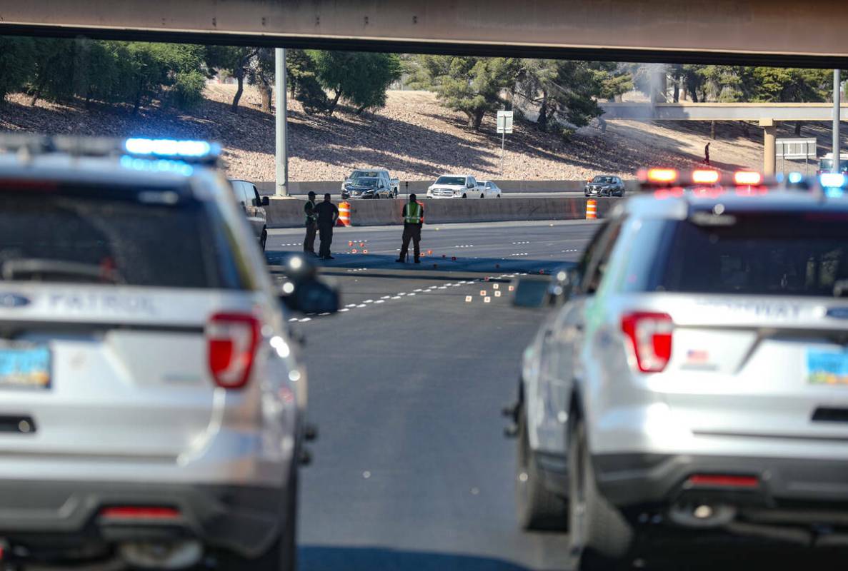 Investigadores trabajan en la escena de un accidente de peatones mortal en el norte de la Inter ...