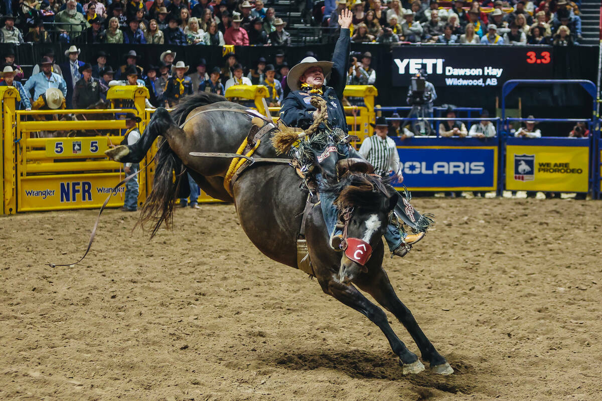 Dawson Hay es corcoveado durante el tercer día del National Finals Rodeo en el Thomas & Mack C ...