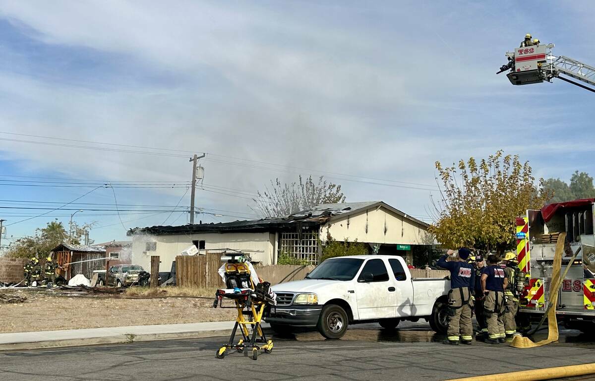 El Departamento de Bomberos de Henderson respondió a un incendio residencial en Shoshone Lane, ...