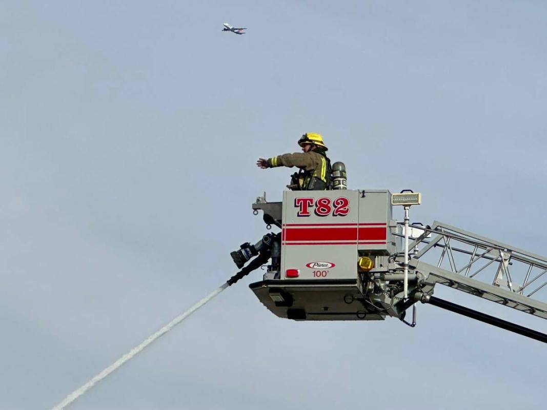 El Departamento de Bomberos de Henderson respondió a un incendio residencial en Shoshone Lane, ...