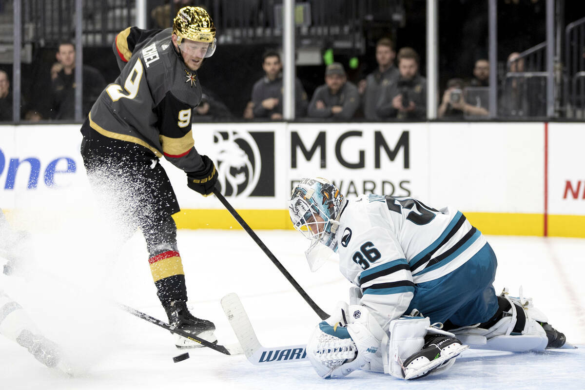 El portero de los San Jose Sharks Kaapo Kahkonen (36) salva un tiro a la portería del centro d ...