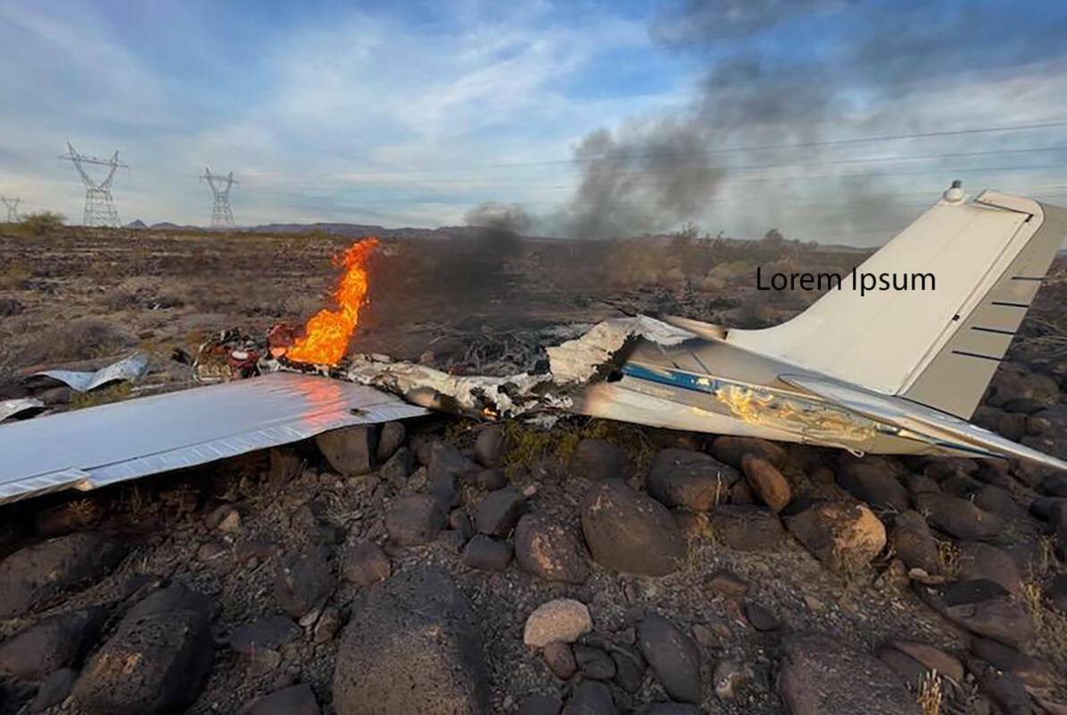 Llamas en una avioneta tras un accidente mortal cerca de Topock, Arizona, el domingo 10 de dici ...