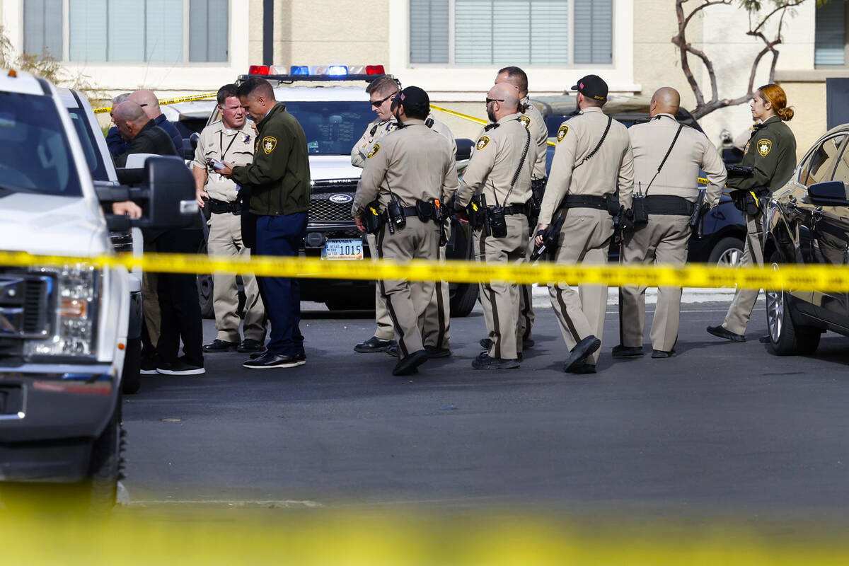 La policía de Las Vegas investiga la escena de un tiroteo en un complejo de apartamentos en el ...