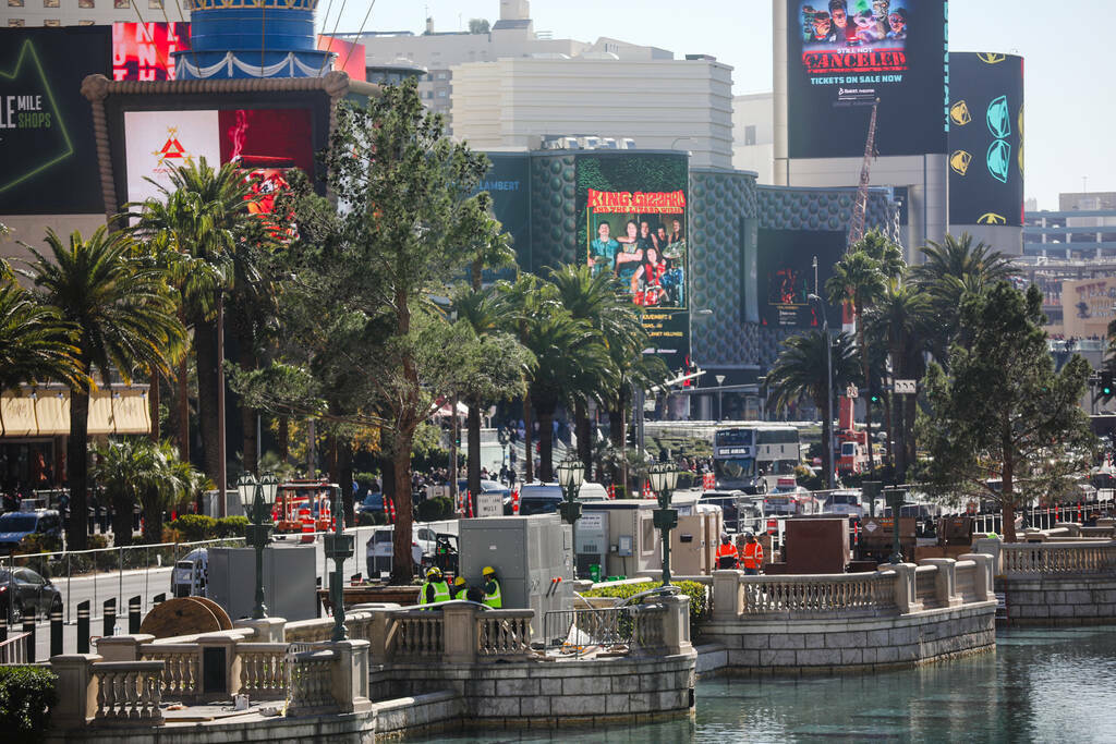 Los árboles afuera de las Fuentes del Bellagio en el Strip, en Las Vegas, el martes 12 de dici ...