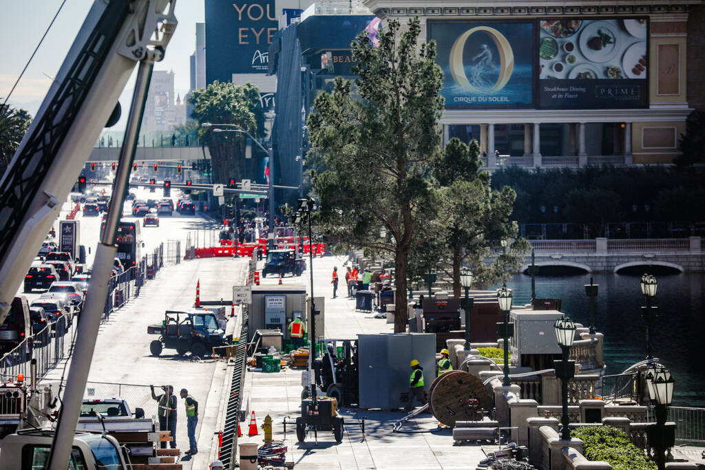 Los árboles afuera de las Fuentes del Bellagio en el Strip, en Las Vegas, el martes 12 de dici ...