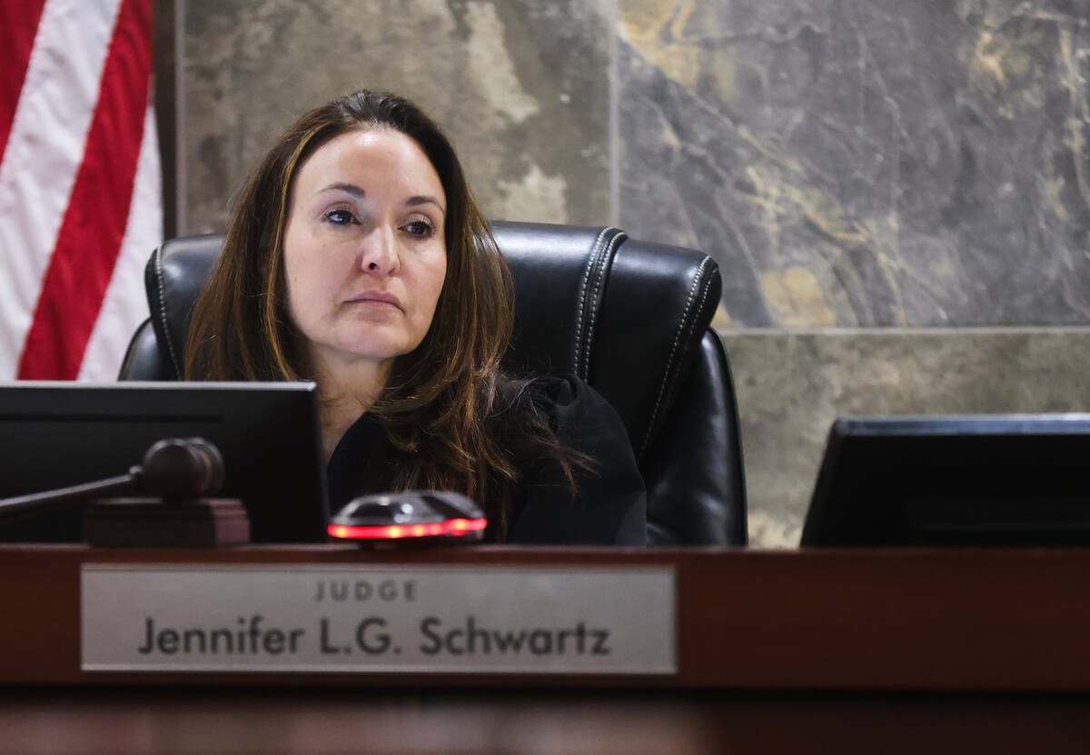 La jueza Jennifer L.G. Schwartz escucha como el exdetective de la policía de Las Vegas Lawrenc ...
