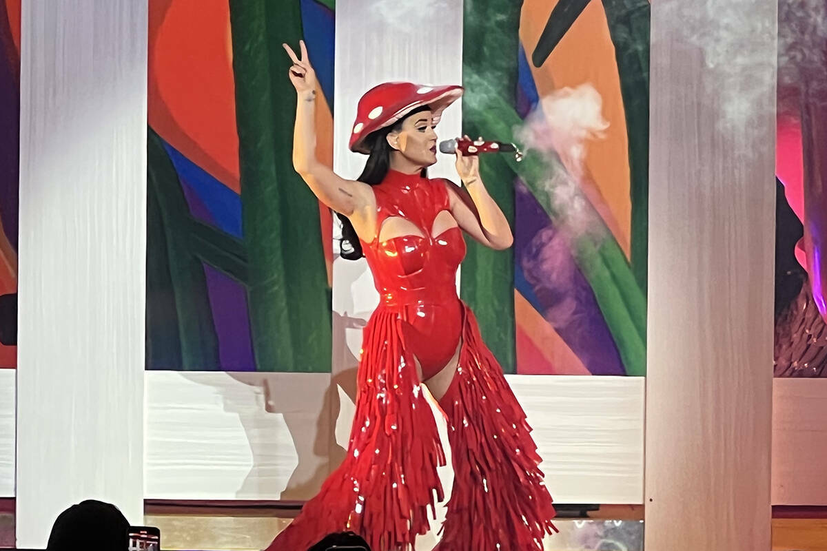 Katy Perry actúa en su producción ‘Play’ en el Theatre at Resorts World, el sábado 11 de ...