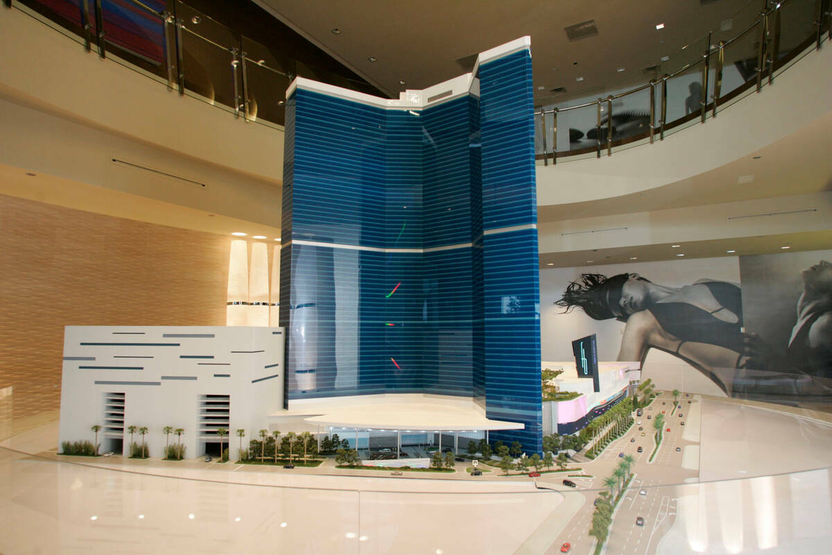 Una maqueta del Fontainebleau se expone en el centro de preestreno en 2780 Las Vegas Blvd. S., ...