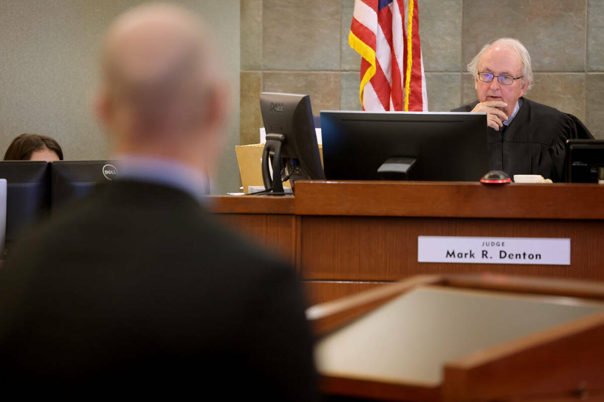 El juez de distrito del Condado de Clark Mark Denton escucha a William Schuller, abogado que re ...