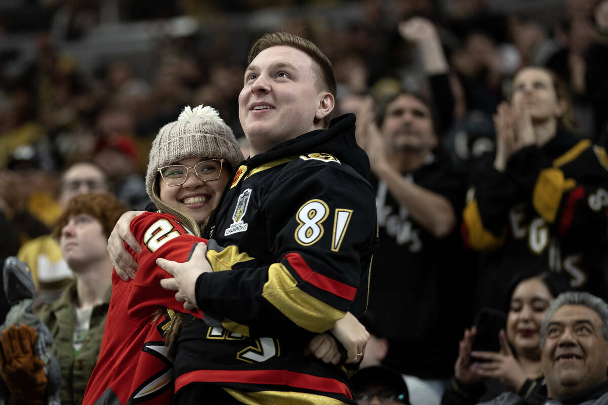 Una pareja se abraza después de que los Golden Knights marcaran un gol durante el tercer perio ...